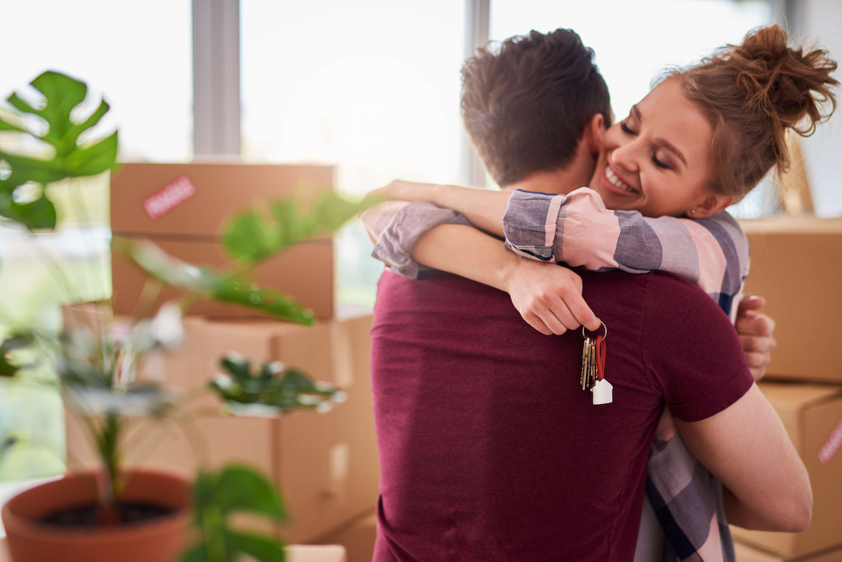 happy-couple-with-keys-new-apartment